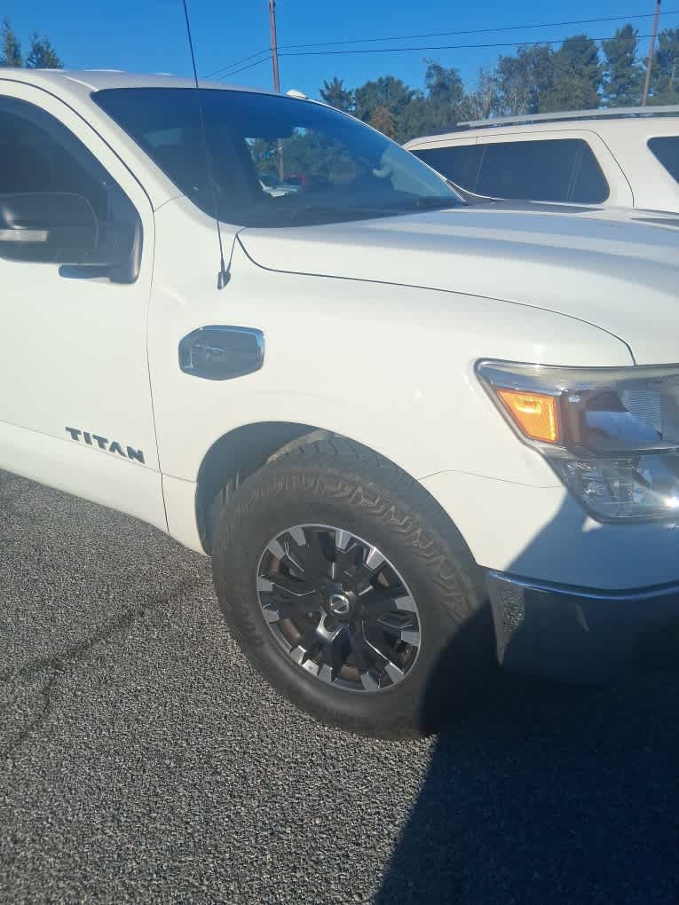 2017 Nissan TITAN SV