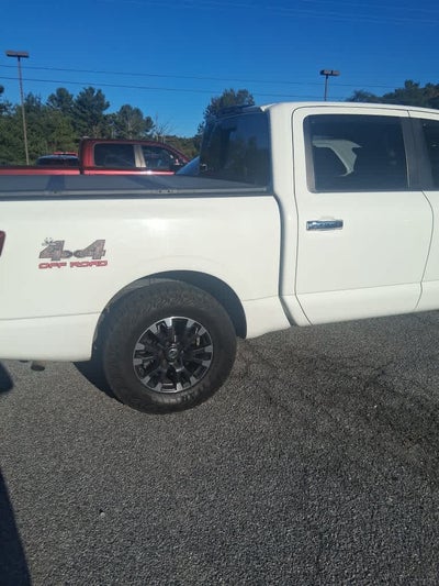 2017 Nissan TITAN SV