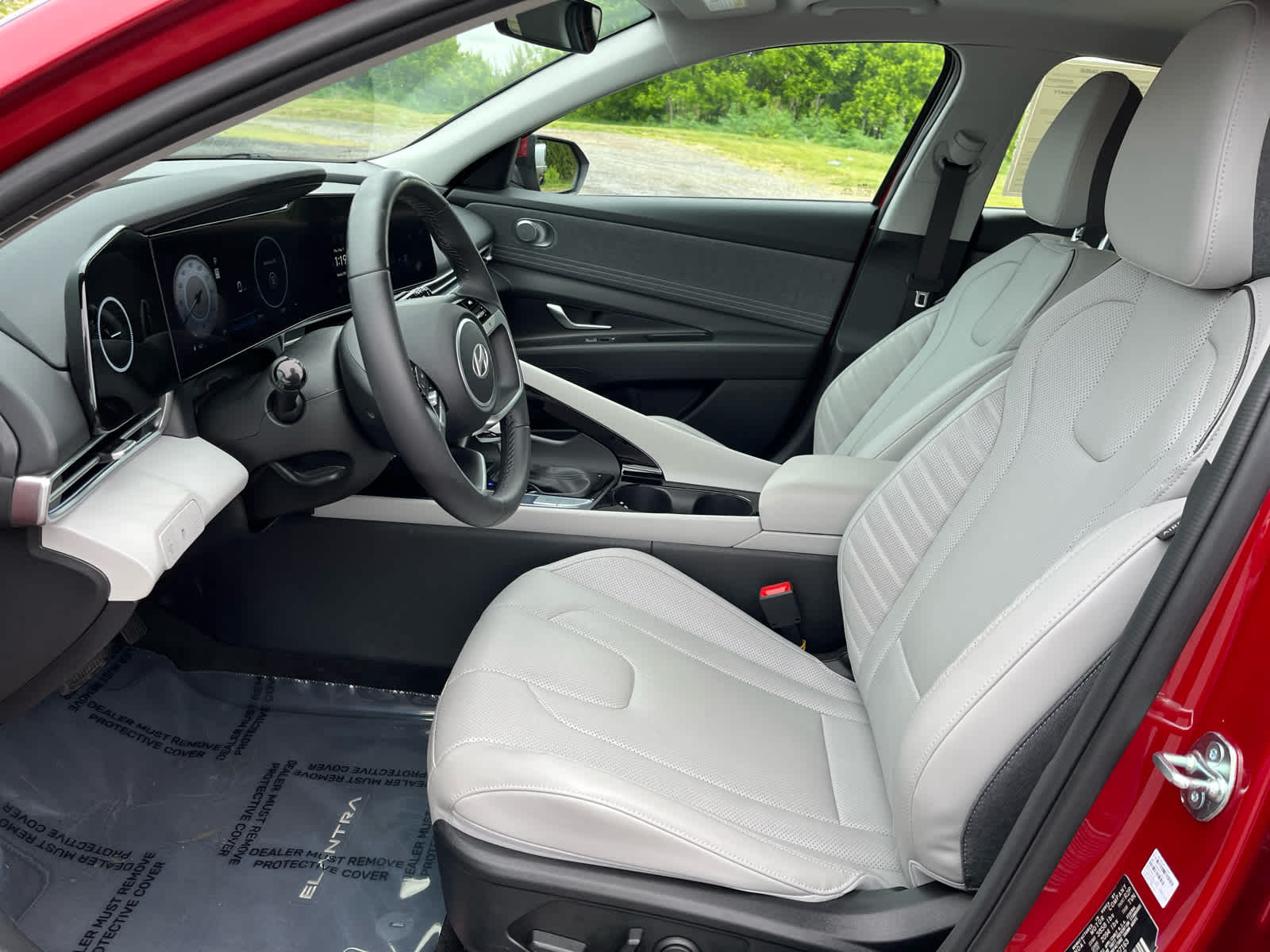2025 Hyundai Elantra Limited - Photo 13