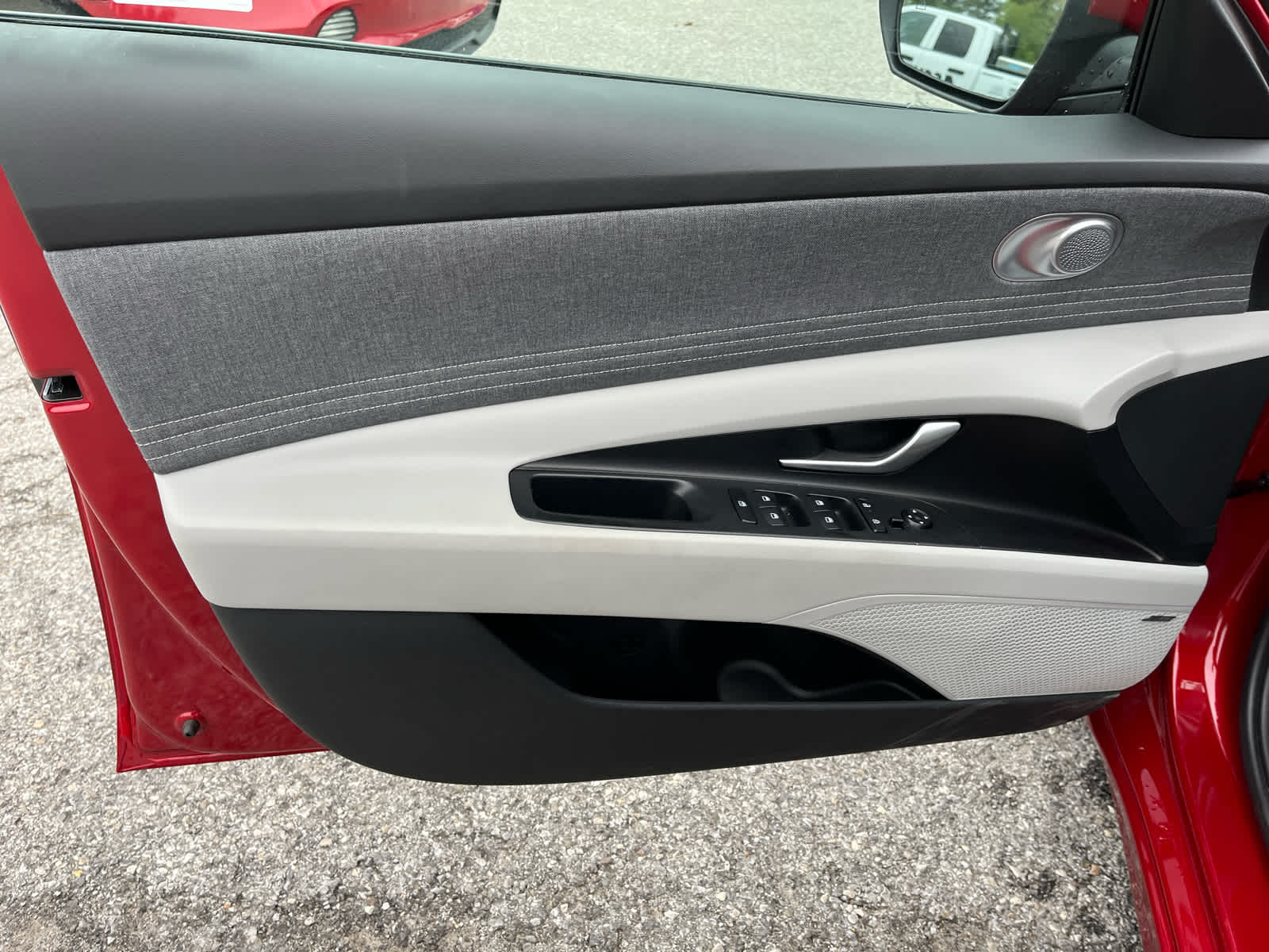 2025 Hyundai Elantra Limited - Photo 14