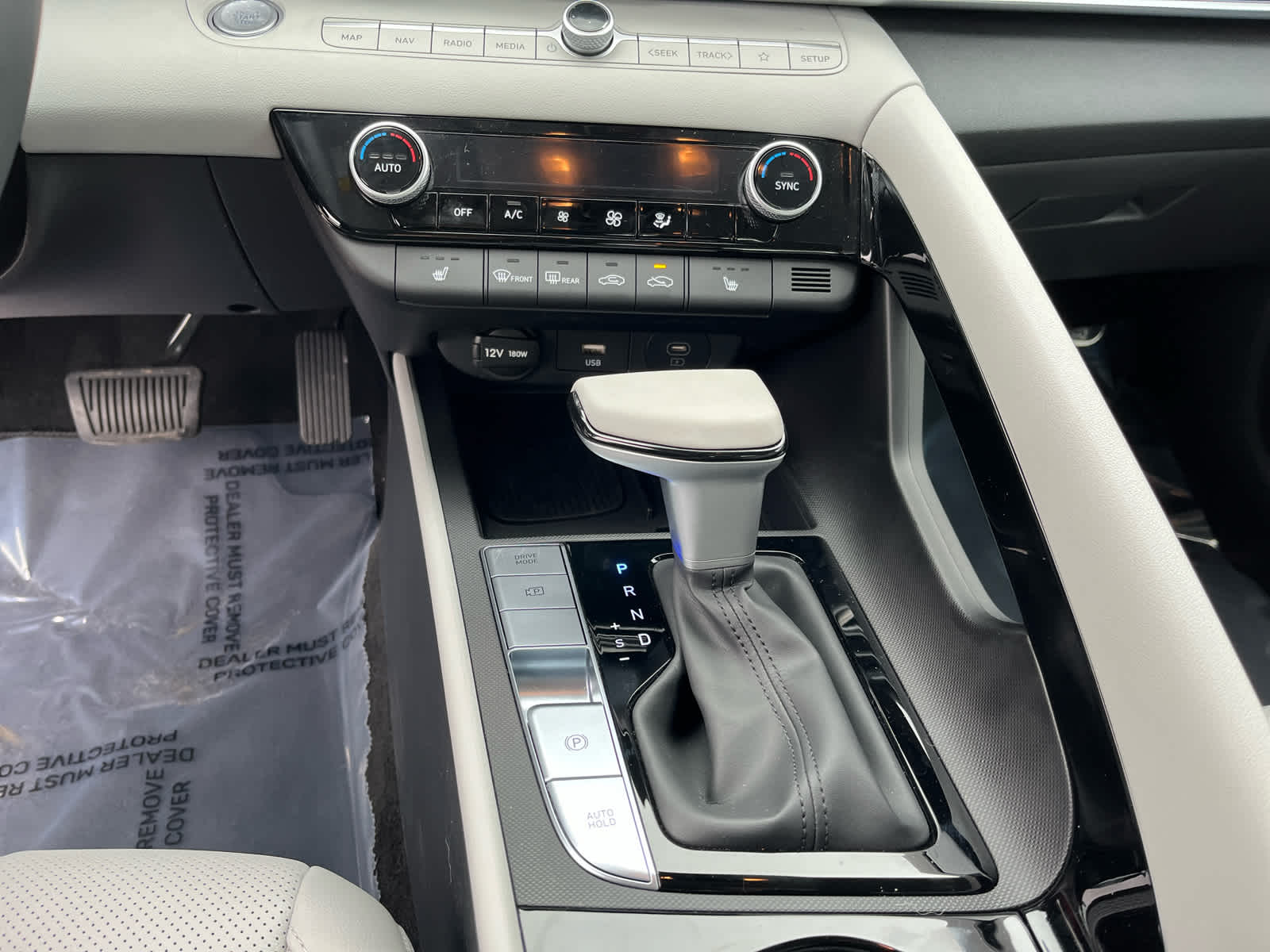 2025 Hyundai Elantra Limited - Photo 15