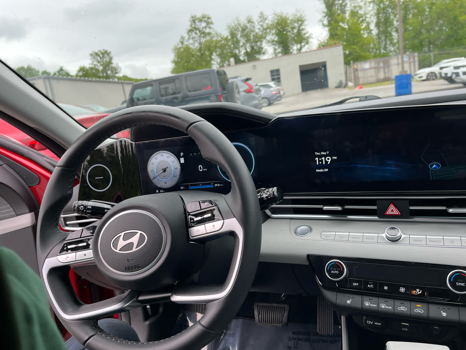 2025 Hyundai Elantra Limited - Photo 16
