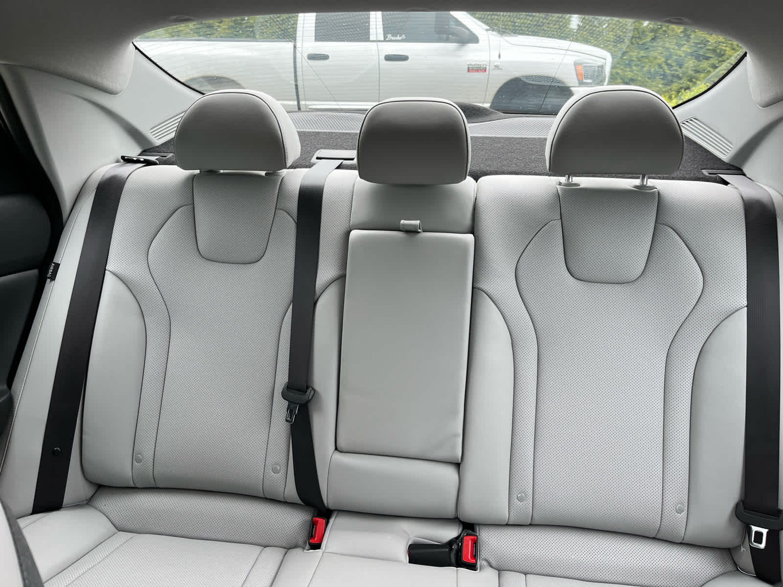 2025 Hyundai Elantra Limited - Photo 18