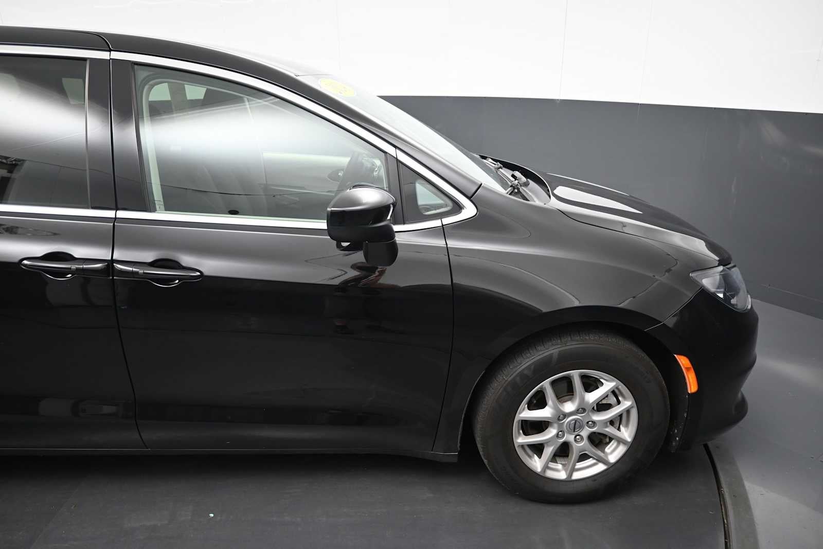 2024 Chrysler Voyager LX